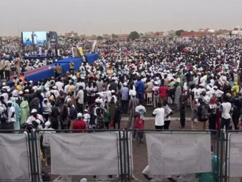 Le premier meeting de la coalition Diomaye Président dans le stade Caroline Faye à Mbour, au Sénégal, le 9 mai 2026. © Juliette Dubois / RFI